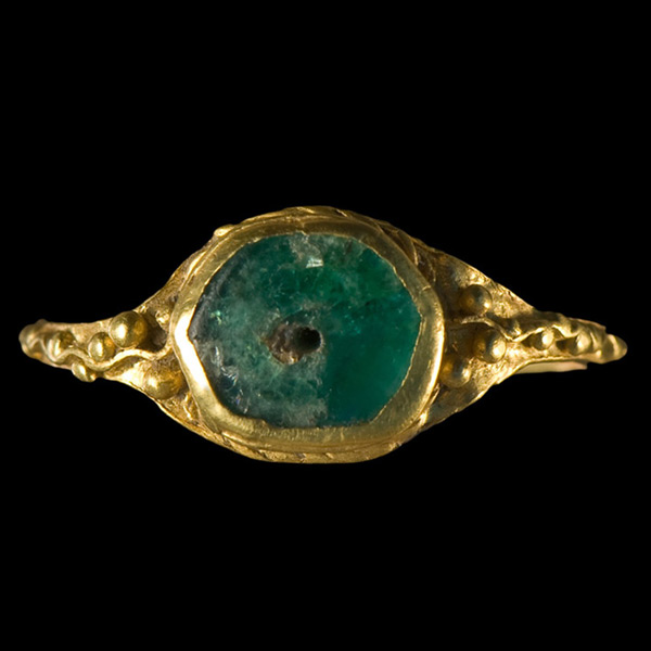 Complete gold ring with green prasium quartz gem